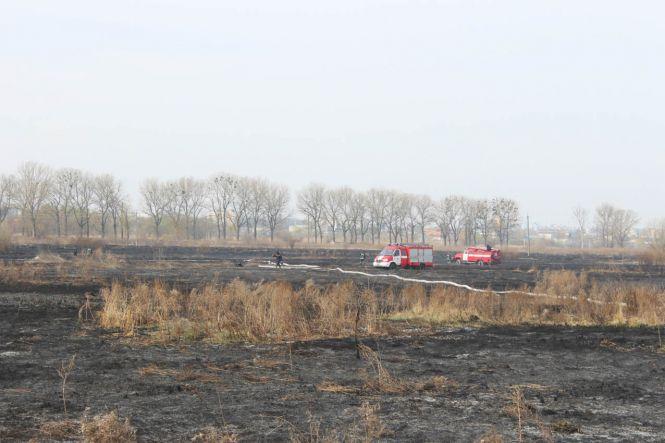 Новини Хмельницького - фото з 25 рятувальників на 4 машинах гасили пожежу торфу в Хмельницькому (ФОТО) 25 рятувальників на 4 машинах гасили пожежу торфу в Хмельницькому (ФОТО), фото №1 на сайті vsim.ua