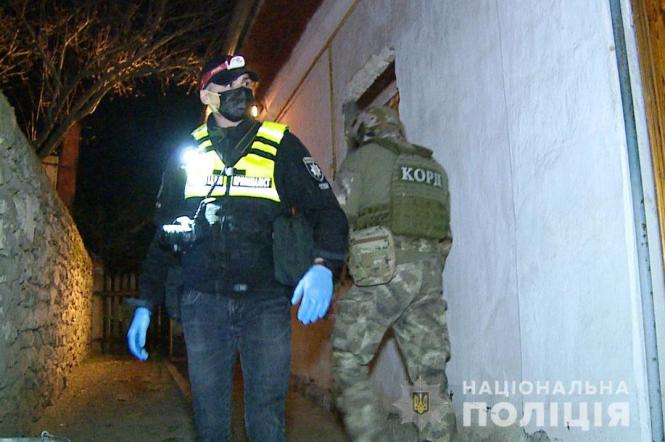Новини Вінниці - фото з Штурм будинку у Шаргороді: стрілка, який поранив чотирьох КОРДівців, взяли під варту Штурм будинку у Шаргороді: стрілка, який поранив чотирьох КОРДівців, взяли під варту, фото №1 на сайті 20minut.ua