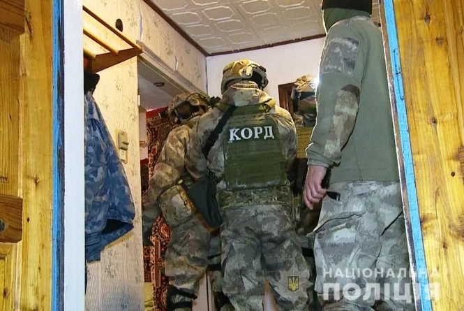 Новини Вінниці - фото з Штурм будинку у Шаргороді: стрілка, який поранив чотирьох КОРДівців, взяли під варту Штурм будинку у Шаргороді: стрілка, який поранив чотирьох КОРДівців, взяли під варту, фото №2 на сайті 20minut.ua
