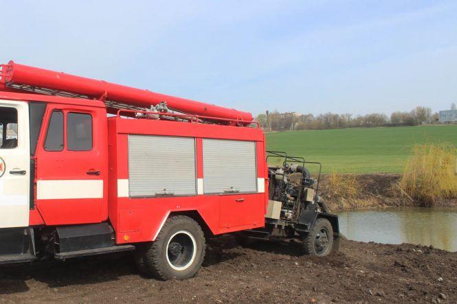 Новини Хмельницького - фото з 25 рятувальників на 4 машинах гасили пожежу торфу в Хмельницькому (ФОТО) 25 рятувальників на 4 машинах гасили пожежу торфу в Хмельницькому (ФОТО), фото №3 на сайті vsim.ua