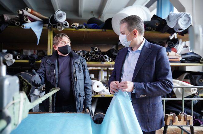 Новини Вінниці - фото з Понад 50 тисяч захисних костюмів зроблять для медиків на «Володарці» та «Поділлі» Понад 50 тисяч захисних костюмів зроблять для медиків на «Володарці» та «Поділлі», фото №1 на сайті 20minut.ua