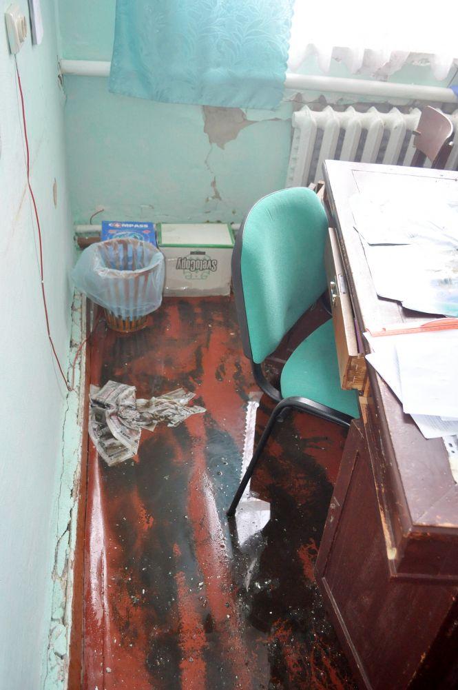 Новини Козятина - фото з Автомобіль DAF на швидкості в'їхав в будівлю редакції «Вісник Козятинщини» Автомобіль DAF на швидкості в'їхав в будівлю редакції «Вісник Козятинщини», фото №5 на сайті 20minut.ua