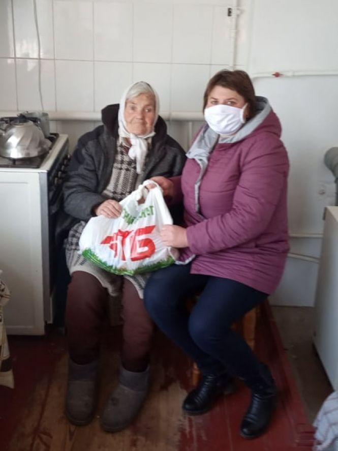 Пенсіонерам у Козятині розносять продуктові набори. Що в пакеті?, фото №1 на сайті 20minut.ua