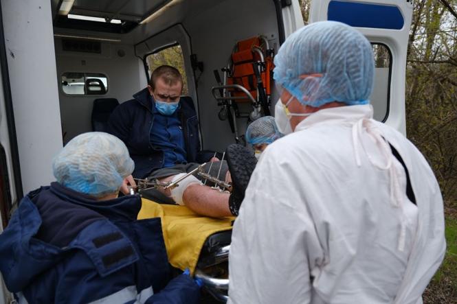 На изображении может находиться: один или несколько человек, люди сидят, на улице и в помещении