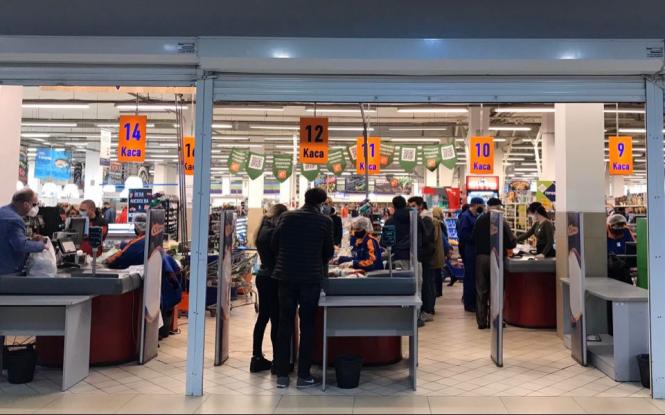 Як хмельничани “штурмують” магазини напередодні Великодня (ФОТО), фото №7 на сайті vsim.ua