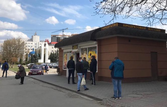 Як хмельничани “штурмують” магазини напередодні Великодня (ФОТО), фото №5 на сайті vsim.ua