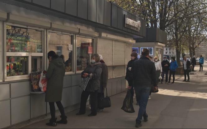 Як хмельничани “штурмують” магазини напередодні Великодня (ФОТО), фото №6 на сайті vsim.ua