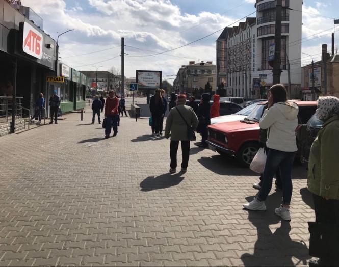 Як хмельничани “штурмують” магазини напередодні Великодня (ФОТО), фото №1 на сайті vsim.ua