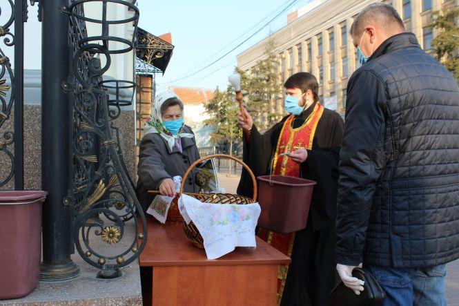 Новини Вінниці - фото з Помолилися і на вихід. Як у вінницьких храмах святкують Великдень Помолилися і на вихід. Як у вінницьких храмах святкують Великдень, фото №4 на сайті 20minut.ua