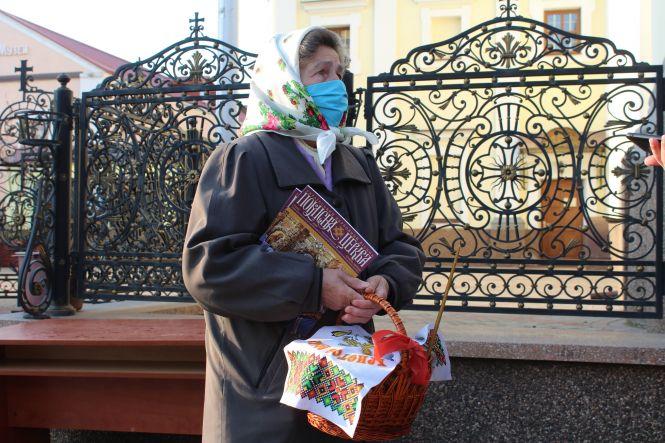 Новини Вінниці - фото з Помолилися і на вихід. Як у вінницьких храмах святкують Великдень Помолилися і на вихід. Як у вінницьких храмах святкують Великдень, фото №5 на сайті 20minut.ua
