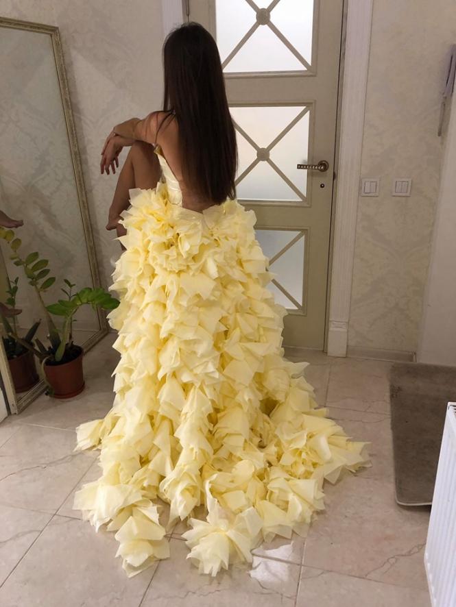 Новини Хмельницького - фото з Виклик для модниць в подушках: хмельничанка зробила сукню із серветок й туалетного паперу (ВІДЕО) Виклик для модниць в подушках: хмельничанка зробила сукню із серветок й туалетного паперу (ВІДЕО), фото №1 на сайті vsim.ua