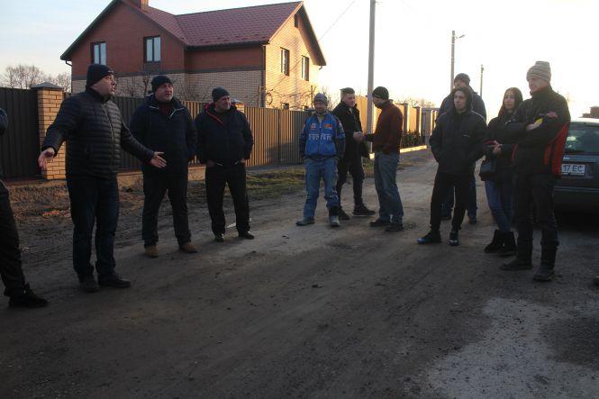 Новини Вінниці - фото з Жителі Пирогово самі побудували дорогу. Вийшло дешевше, ніж в складчину з містом Жителі Пирогово самі побудували дорогу. Вийшло дешевше, ніж в складчину з містом, фото №4 на сайті 20minut.ua