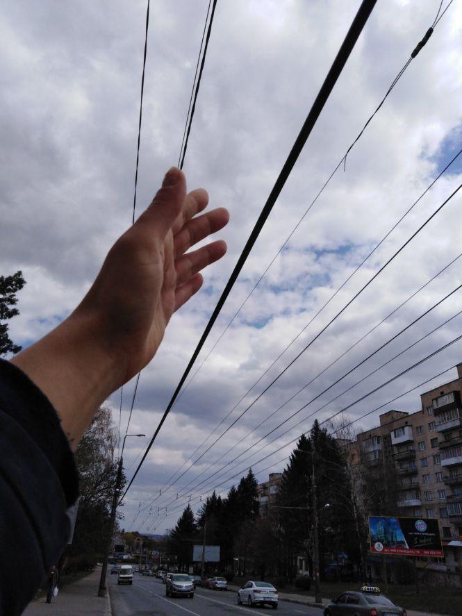 Новини Тернополя - фото з На Бандери обірвані дроти висять на відстані руки: куди звертатись у випадку аварій На Бандери обірвані дроти висять на відстані руки: куди звертатись у випадку аварій, фото №3 на сайті 20minut.ua
