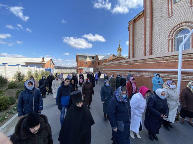 У Бару понад 50 людей пройшли хресним ходом з монахинями і Варсанофієм, фото №1 на сайті 20minut.ua