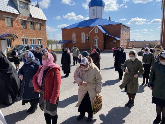 У Бару понад 50 людей пройшли хресним ходом з монахинями і Варсанофієм, фото №2 на сайті 20minut.ua