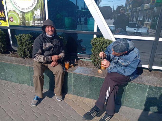 Новини Вінниці - фото з Маски зі смітників? Як живеться безхатькам під час катантину та хто їм допомагає Маски зі смітників? Як живеться безхатькам під час катантину та хто їм допомагає, фото №2 на сайті 20minut.ua