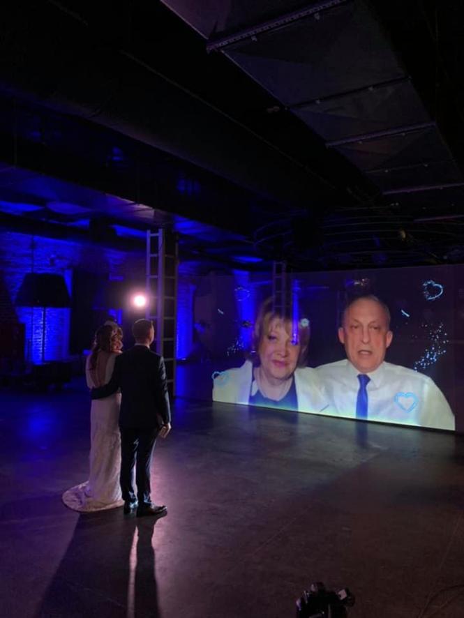 Новини Хмельницького - фото з Перше в Україні онлайн-весілля: історія хмельничанина Ігоря та  львів’янки Інни На изображении может находиться: 2 человека, люди танцуют, ночь и в помещении