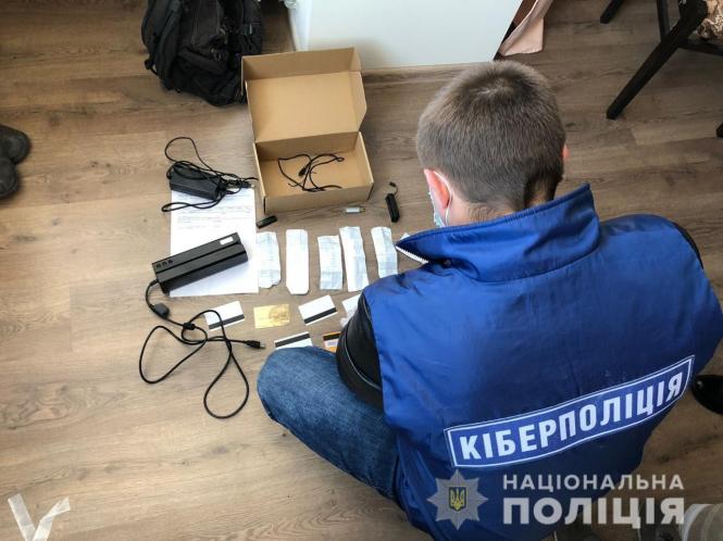 На Хмельниччині продавець-консультант спустошував банківські картки клієнтів супермаркету, фото №1 на сайті vsim.ua