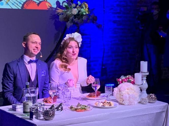 Новини Хмельницького - фото з Перше в Україні онлайн-весілля: історія хмельничанина Ігоря та  львів’янки Інни На изображении может находиться: 2 человека, люди сидят и в помещении