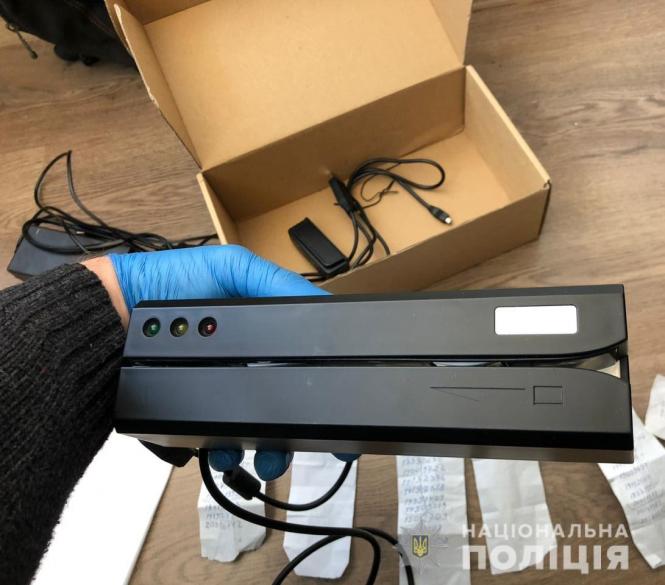 На Хмельниччині продавець-консультант спустошував банківські картки клієнтів супермаркету, фото №2 на сайті vsim.ua