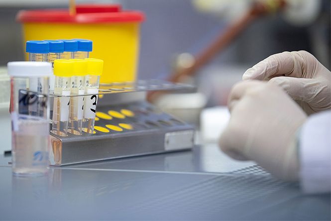 «Тестуватись хочуть всі». Як працює бригада медиків, що виїжджає на коронавірус