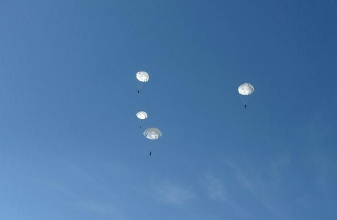 Новини Вінниці - фото з Тренування та підготовка: рятувальники Повітряних Сил стрибали з парашутом Тренування та підготовка: рятувальники Повітряних Сил стрибали з парашутом, фото №2 на сайті 20minut.ua