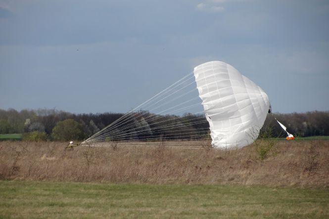 Новини Вінниці - фото з Тренування та підготовка: рятувальники Повітряних Сил стрибали з парашутом Тренування та підготовка: рятувальники Повітряних Сил стрибали з парашутом, фото №4 на сайті 20minut.ua