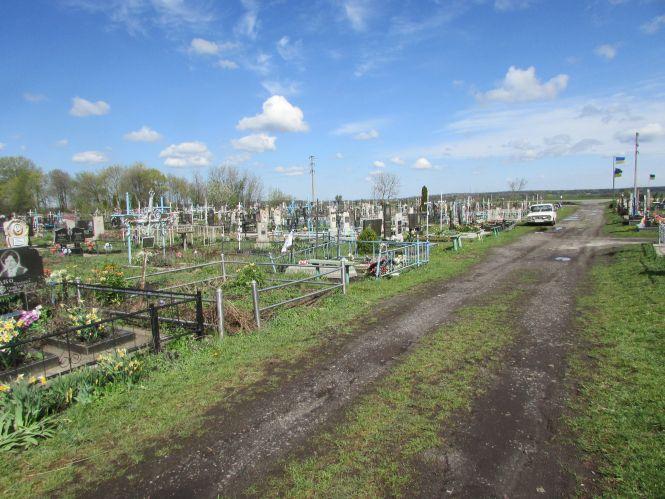 Новини Козятина - фото з Проводи на кладовищі в селі Козятин. Прибрані могили і тиша Проводи на кладовищі в селі Козятин. Прибрані могили і тиша, фото №2 на сайті 20minut.ua