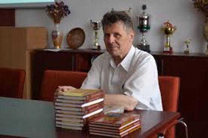 Новини Вінниці - фото з «Нема коли виспатися». Професор на карантині пише книгу і лікує собаку «Нема коли виспатися». Професор на карантині пише книгу і лікує собаку, фото №2 на сайті 20minut.ua