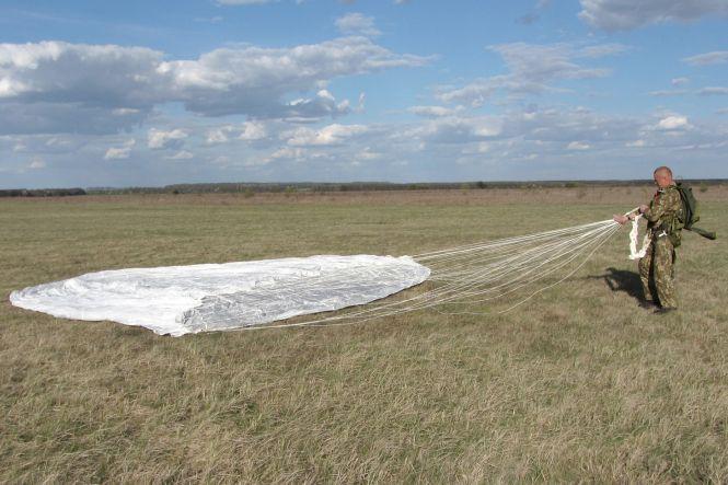 Новини Вінниці - фото з Тренування та підготовка: рятувальники Повітряних Сил стрибали з парашутом Тренування та підготовка: рятувальники Повітряних Сил стрибали з парашутом, фото №3 на сайті 20minut.ua