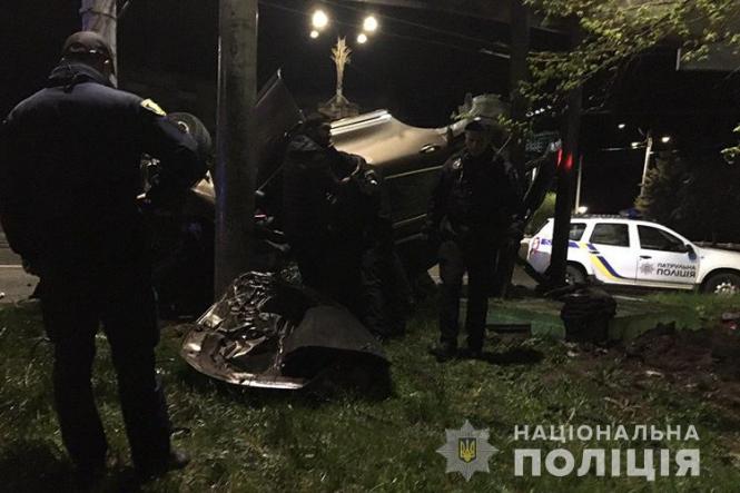Нічна ДТП на Мазепи: автомобіль перекинувся на дах. Водій в лікарні (ФОТО, ВІДЕО), фото №2 на сайті 20minut.ua