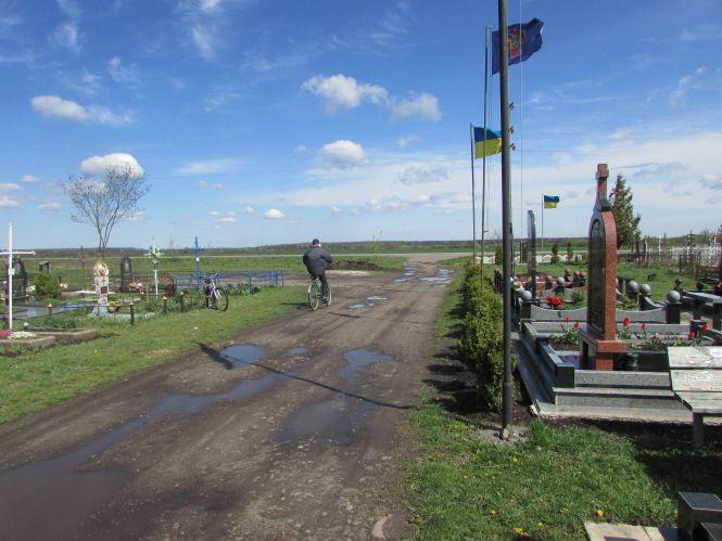 Новини Козятина - фото з Проводи на кладовищі в селі Козятин. Прибрані могили і тиша Проводи на кладовищі в селі Козятин. Прибрані могили і тиша, фото №1 на сайті 20minut.ua