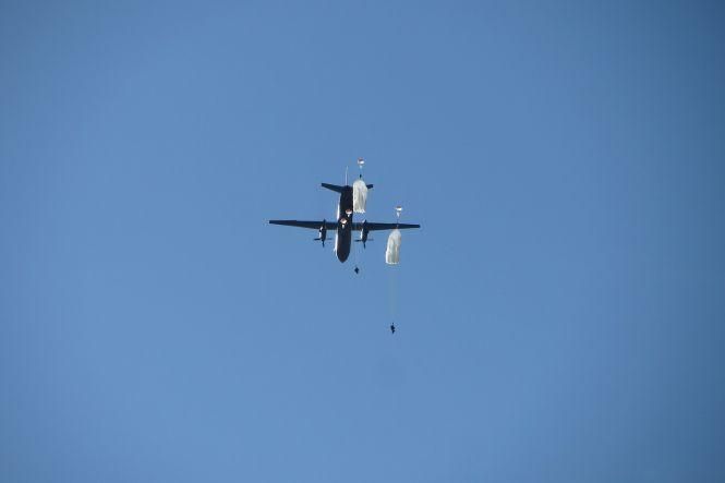 Новини Вінниці - фото з Тренування та підготовка: рятувальники Повітряних Сил стрибали з парашутом Тренування та підготовка: рятувальники Повітряних Сил стрибали з парашутом, фото №1 на сайті 20minut.ua