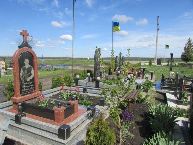 Новини Козятина - фото з Проводи на кладовищі в селі Козятин. Прибрані могили і тиша Проводи на кладовищі в селі Козятин. Прибрані могили і тиша, фото №3 на сайті 20minut.ua