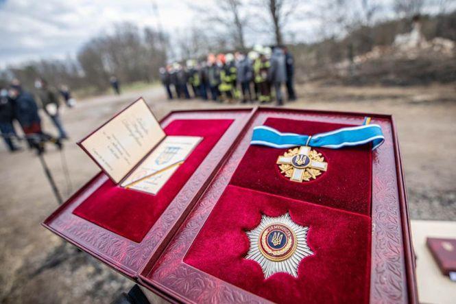 Новини Хмельницького - фото з Президент нагородив рятувальників з Хмельниччини, які гасили пожежу в Чорнобильській зоні Президент нагородив рятувальників з Хмельниччини, які гасили пожежу в Чорнобильській зоні, фото №1 на сайті vsim.ua