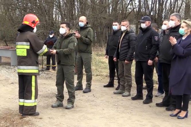 Новини Хмельницького - фото з Президент нагородив рятувальників з Хмельниччини, які гасили пожежу в Чорнобильській зоні Президент нагородив рятувальників з Хмельниччини, які гасили пожежу в Чорнобильській зоні, фото №2 на сайті vsim.ua