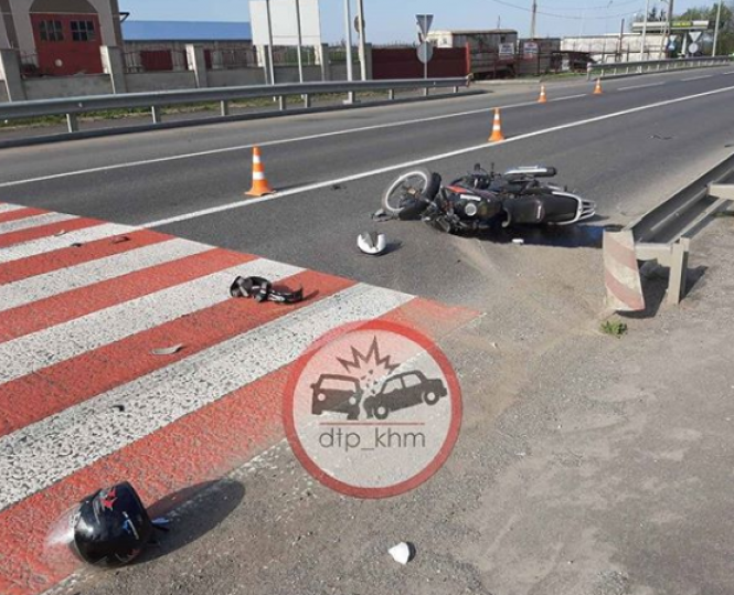 На Хмельниччині зіткнулися мотоцикл та вантажівка: загинула 29-річна жінка, фото №1 на сайті vsim.ua