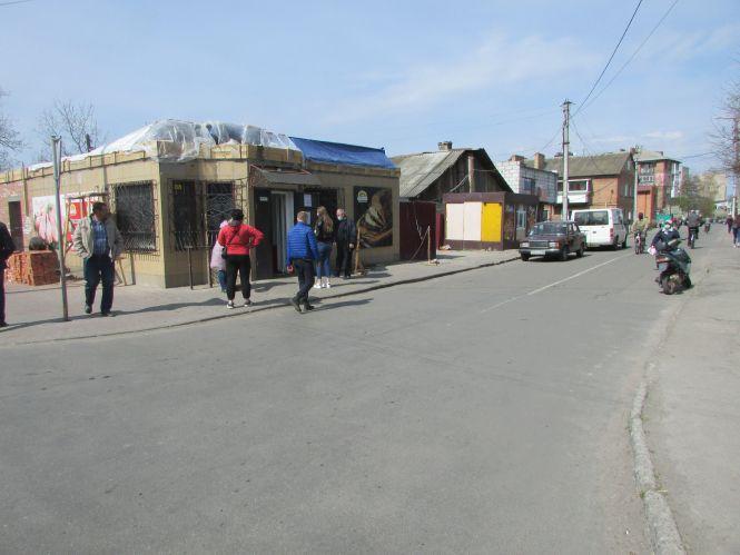 Новини Козятина - фото з Рейд містом: людні вулиці та черги біля магазинів Рейд містом: людні вулиці та черги біля магазинів, фото №9 на сайті 20minut.ua