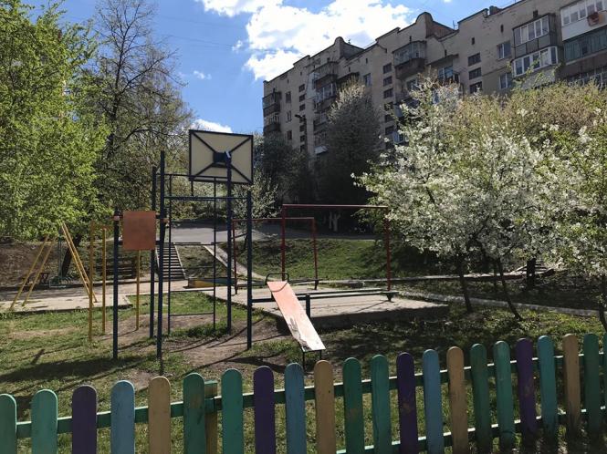 Новини Хмельницького - фото з Як виглядають дитячі майданчики в Хмельницькому під час карантину (ФОТО) Як виглядають дитячі майданчики в Хмельницькому під час карантину (ФОТО), фото №2 на сайті vsim.ua