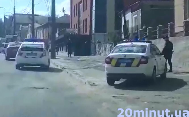 Новини Тернополя - фото з Чоловік на ходу вистрибнув зі швидкої на «Дружбі». Тікав та кидався до авто, кажуть очевидці. Є ВІДЕО Чоловік на ходу вистрибнув зі швидкої на «Дружбі». Тікав та кидався до авто, кажуть очевидці. Є ВІДЕО, фото №1 на сайті 20minut.ua