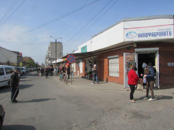 Новини Козятина - фото з Рейд містом: людні вулиці та черги біля магазинів Рейд містом: людні вулиці та черги біля магазинів, фото №7 на сайті 20minut.ua