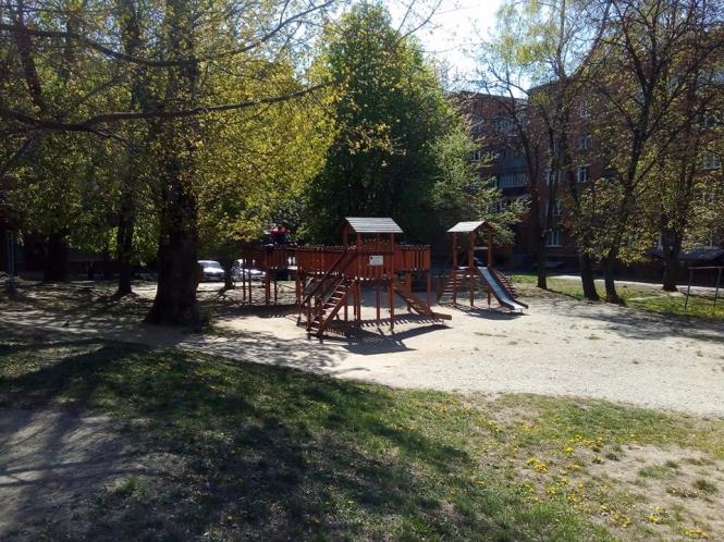 Новини Хмельницького - фото з Як виглядають дитячі майданчики в Хмельницькому під час карантину (ФОТО) Як виглядають дитячі майданчики в Хмельницькому під час карантину (ФОТО), фото №9 на сайті vsim.ua