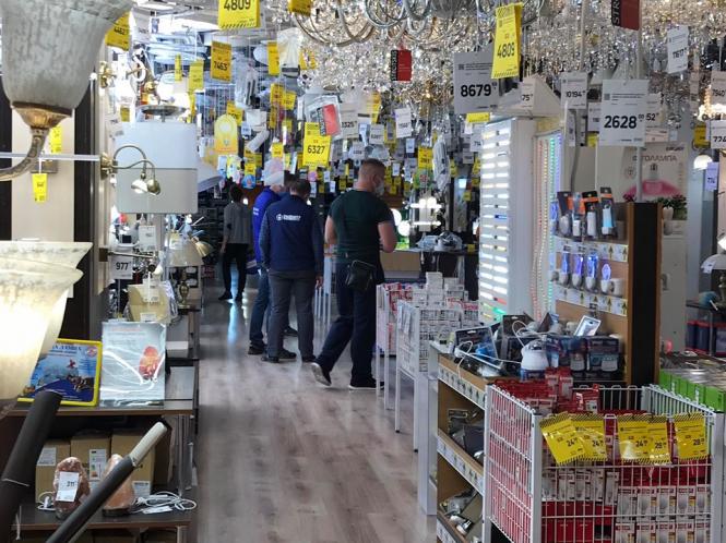 Натовпи та безкінечні черги: що відбувається в “Епіцентрі” під час карантину (ФОТО), фото №6 на сайті vsim.ua