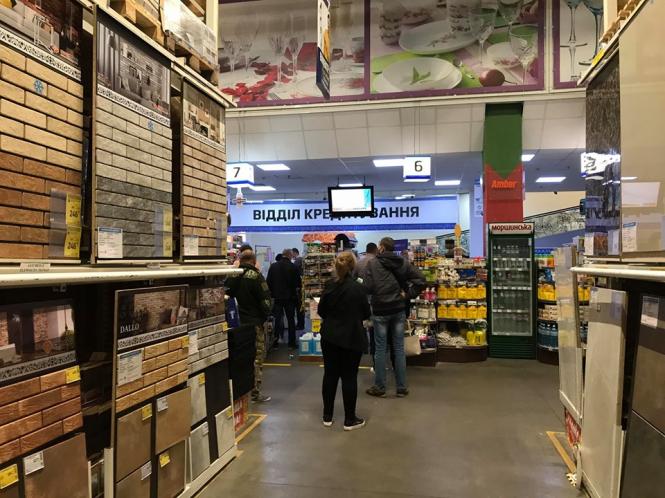 Натовпи та безкінечні черги: що відбувається в “Епіцентрі” під час карантину (ФОТО), фото №18 на сайті vsim.ua