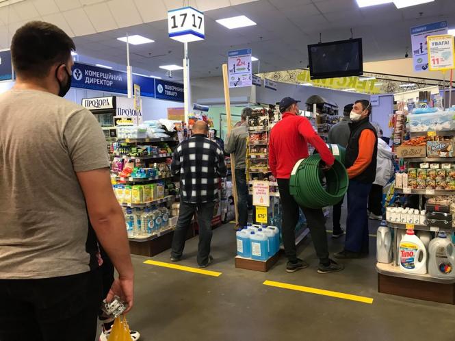 Натовпи та безкінечні черги: що відбувається в “Епіцентрі” під час карантину (ФОТО), фото №12 на сайті vsim.ua