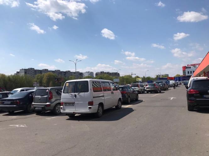 Натовпи та безкінечні черги: що відбувається в “Епіцентрі” під час карантину (ФОТО), фото №3 на сайті vsim.ua