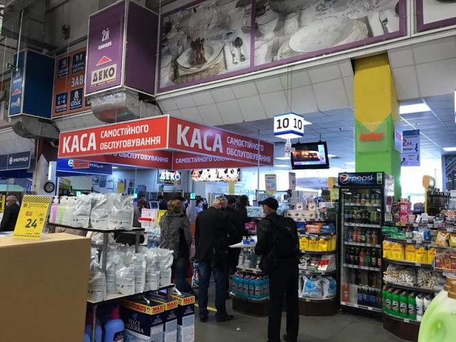 Натовпи та безкінечні черги: що відбувається в “Епіцентрі” під час карантину (ФОТО), фото №14 на сайті vsim.ua