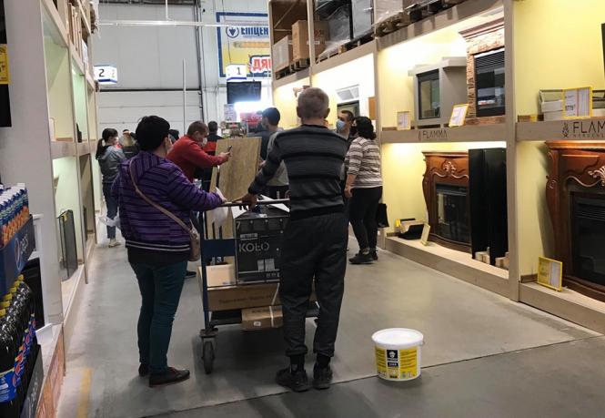 Натовпи та безкінечні черги: що відбувається в “Епіцентрі” під час карантину (ФОТО), фото №8 на сайті vsim.ua