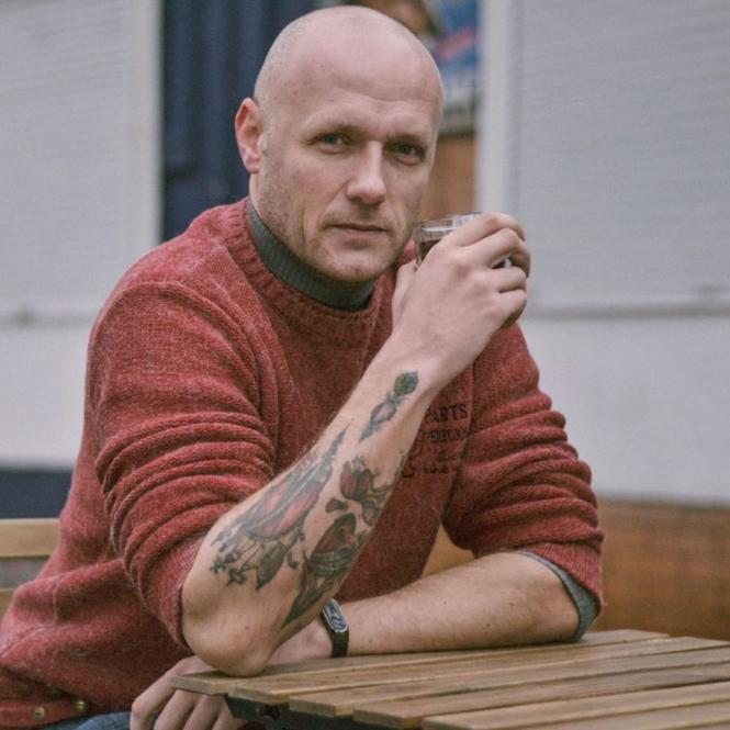 Новини Хмельницького - фото з Собак Барсика та Джоні волокли по асфальту: чому люди вдаються до жорстокості На изображении может находиться: Руслан Юшкевич, сидит и часть тела крупным планом