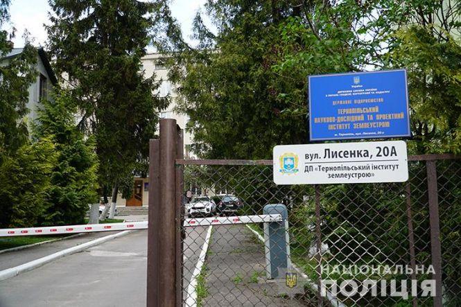 Новини Тернополя - фото з У Тернополі "на гарячому" затримали посадовця з 500 доларами хабара (ФОТО. ВІДЕО) У Тернополі "на гарячому" затримали посадовця з 500 доларами хабара (ФОТО. ВІДЕО), фото №2 на сайті 20minut.ua